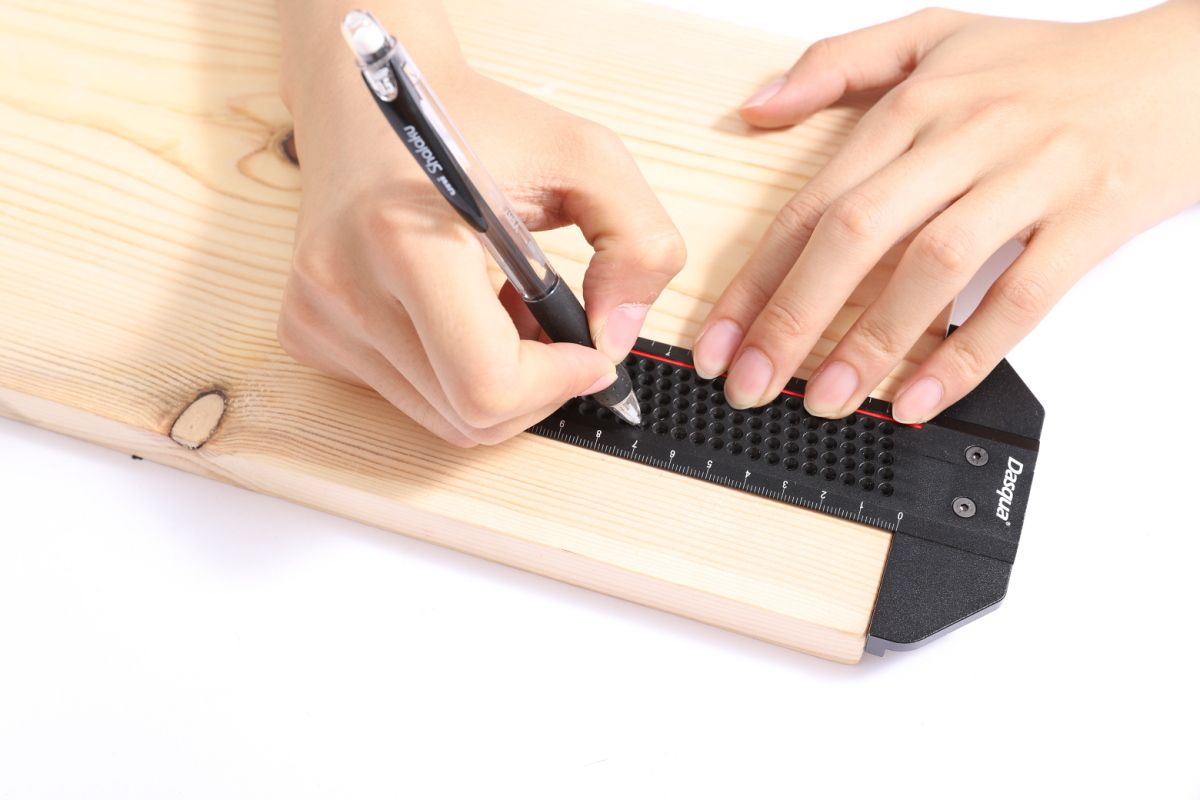 Dasqua Black-Red Plus T-Shaped Ruler With Marked Holes 6″ - Image 3